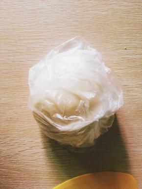 装好保鲜膜后把面团放到冰箱冷藏最少两个小时以上