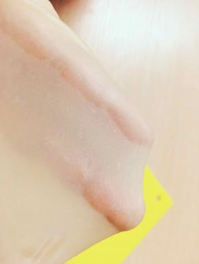 观察面团表面打到光滑位置，取一小块面团是可以拉出薄薄的手套膜的