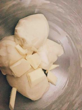 面团切成几块和黄油一起，开动厨师机低速，揉到黄油被面团完全吸收，然后开动中高速揉到面团表面光滑可以拉出手套膜为止