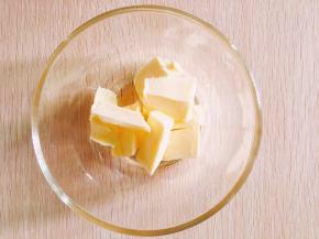 准备好C的黄油。夏天无需解冻直接使用