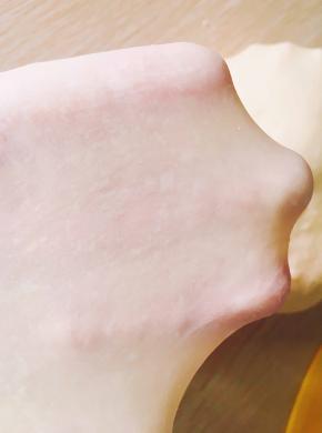 揉至光滑以后拿出面团，可以轻易的拉开薄膜