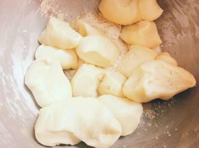 切好后全部放入到厨师机里，开动厨师机低速搅拌成团后开中高速