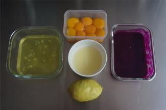 火龙果用料理机打成泥，过筛备用。蛋白蛋黄分离备用。柠檬榨汁备用。