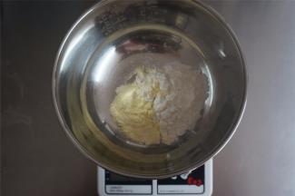 将婴儿奶粉和玉米淀粉混合。注意，这里的奶粉是启赋婴儿奶粉，大人奶粉不能用，会消泡。