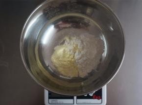 将婴儿奶粉和玉米淀粉混合。注意，这里的奶粉是启赋婴儿奶粉，大人奶粉不能用，会消泡。