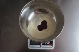 加入15-25克火龙果泥，我加入了18克，看面糊情况调节火龙果泥的用量。