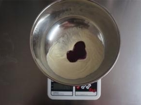 加入15-25克火龙果泥，我加入了18克，看面糊情况调节火龙果泥的用量。