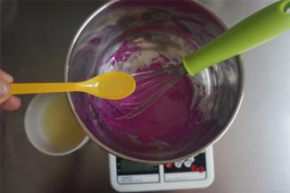 加入2克柠檬汁，拌均匀。