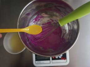 加入2克柠檬汁，拌均匀。