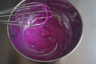 火龙果面糊比较浓稠，但不顺滑，这个状态即可。