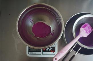 将火龙果面糊过筛称重，其重量就是需要的蛋白量。