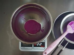 将火龙果面糊过筛称重，其重量就是需要的蛋白量。