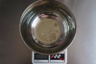 称量与火龙果面糊等重的蛋白量，加入2克柠檬汁。