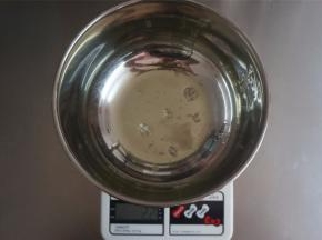 称量与火龙果面糊等重的蛋白量，加入2克柠檬汁。