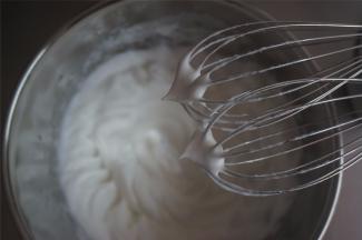 分3次加入细砂糖(共5克），中速打发至硬性发泡如图。