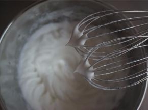 分3次加入细砂糖(共5克），中速打发至硬性发泡如图。
