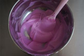 将蛋白糊和火龙果面糊混合。