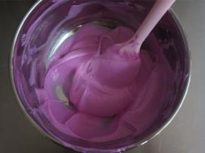 将蛋白糊和火龙果面糊混合。