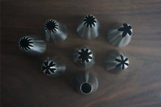 裱花嘴的选择：任意菊花嘴，樱花嘴，圆嘴都可以。将面糊装入已经装有裱花嘴的裱花袋里。