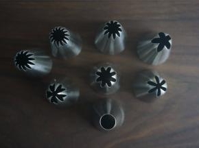 裱花嘴的选择：任意菊花嘴，樱花嘴，圆嘴都可以。将面糊装入已经装有裱花嘴的裱花袋里。