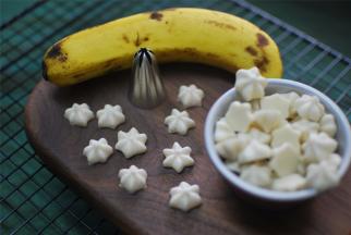 这是烤好的香蕉溶豆，白白的。