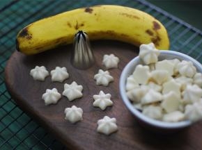 这是烤好的香蕉溶豆，白白的。