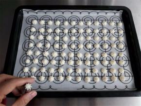 这是8齿菊花嘴挤出来的花型。