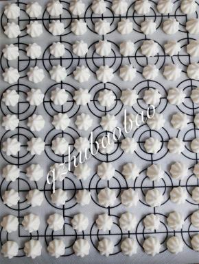 颜色淡黄的南瓜溶豆，烤熟后颜色会比未烤前稍深一些。