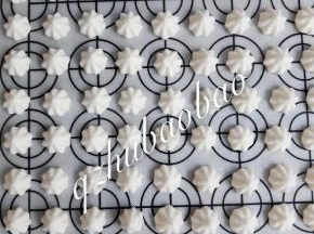 颜色淡黄的南瓜溶豆，烤熟后颜色会比未烤前稍深一些。