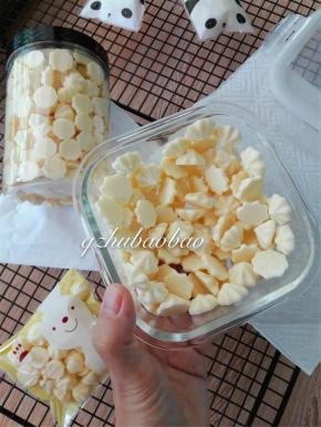 南瓜溶豆，淡黄色，吃不出南瓜味的。