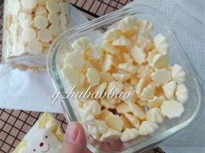 南瓜溶豆，淡黄色，吃不出南瓜味的。