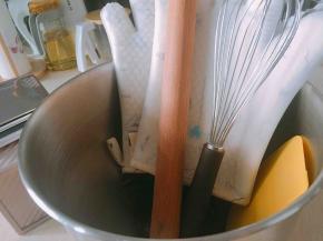 厨师机、擀面杖、刮刀、手动打蛋器，手套