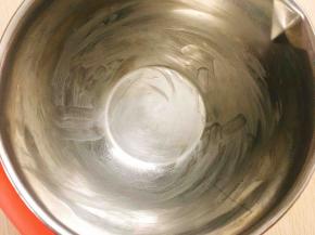 准备一个盆，在盆壁内涂上一层黄油