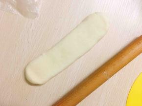 粘上手粉，按压一下面团擀成长方形状