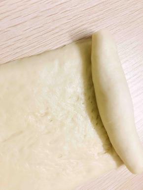 慢慢的从顶部开始卷起来，力道均匀