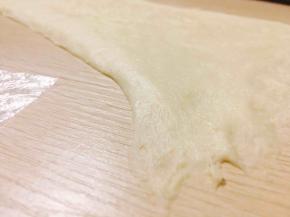 同样翻过面来，底部拉开，然后卷起来，放入到吐司盒里