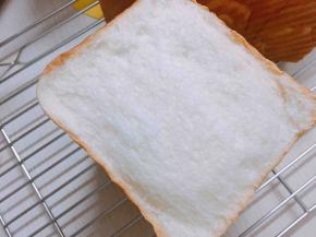 撕开一个吐司，