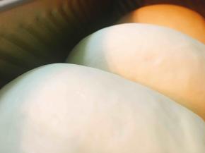 预热完成后，吐司应该是涨到九分满了，然后放入烤箱中175度烘烤35-40分钟。吐司出炉后第一时间要震一下，然后倒扣到凉架上晾凉哦