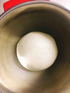 然后把面团来回的往里面收，直到表面光滑