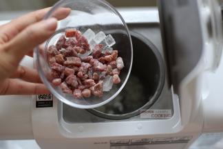 把大米放入九阳K61破壁豆浆机内，普通的豆浆机也是可以用的，一样是米糊功能，再把草莓干和冰糖放入。