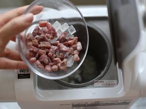 把大米放入九阳K61破壁豆浆机内，普通的豆浆机也是可以用的，一样是米糊功能，再把草莓干和冰糖放入。