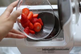 再放入新鲜草莓。