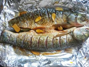 鱼处理干净，加盐生抽，料酒，生姜腌制一个小时。