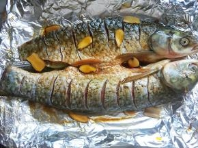 鱼处理干净，加盐生抽，料酒，生姜腌制一个小时。