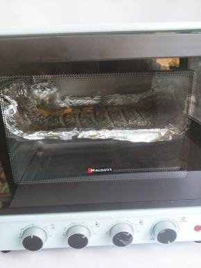 海氏烤箱200度提前预热五分钟。然后放进烤鱼。烘烤30分钟。