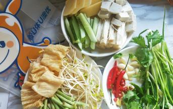 在烤鱼的期间，把所有配菜洗好切条切片切块。