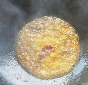 热锅放油，爆香豆瓣酱。