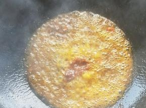 热锅放油，爆香豆瓣酱。