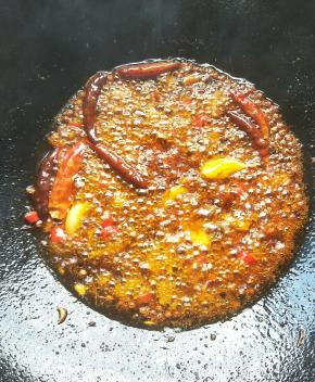 继续爆香，干辣椒，花椒，姜蒜。