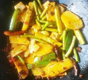 依次加入配菜。